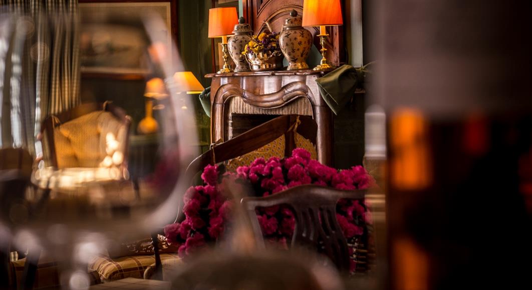 Bar, living room Hotel Saint James, 3 stars ***, Trouville sur Mer, fire place, cosy hotel, near the beach in Calvados, close to Deauville, Cabourg, Honfleur on the cote fleurie Normandy