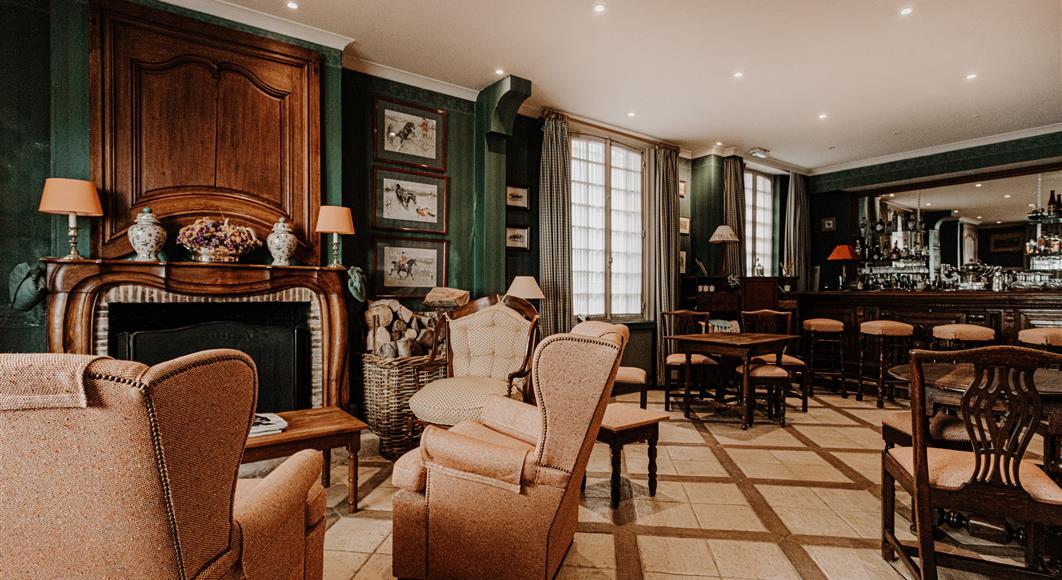 Bar, living room Hotel Saint James, 3 stars ***, Trouville sur Mer, fire place, cosy hotel, near the beach in Calvados, close to Deauville, Cabourg, Honfleur on the cote fleurie Normandy